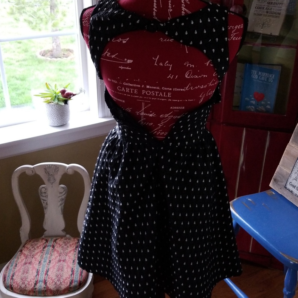Beautiful Dress! - Picture 3 of 6